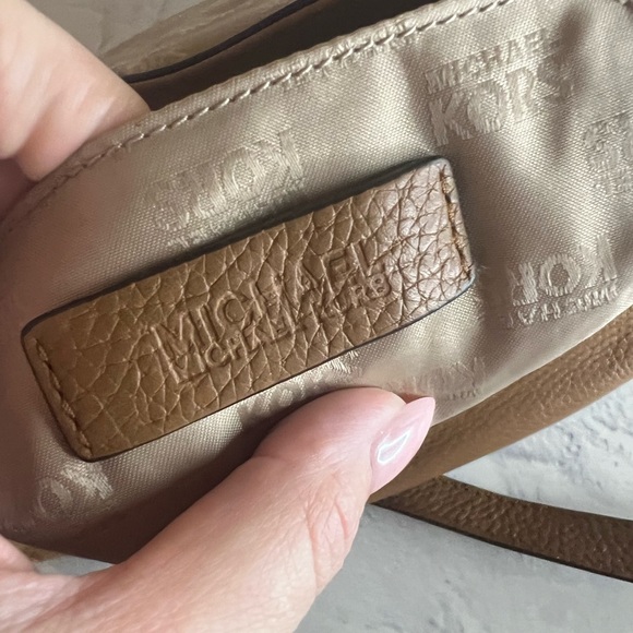Michael Kors Crossbody, pebble, leather snap closure color acorn/ brown - Picture 14 of 16
